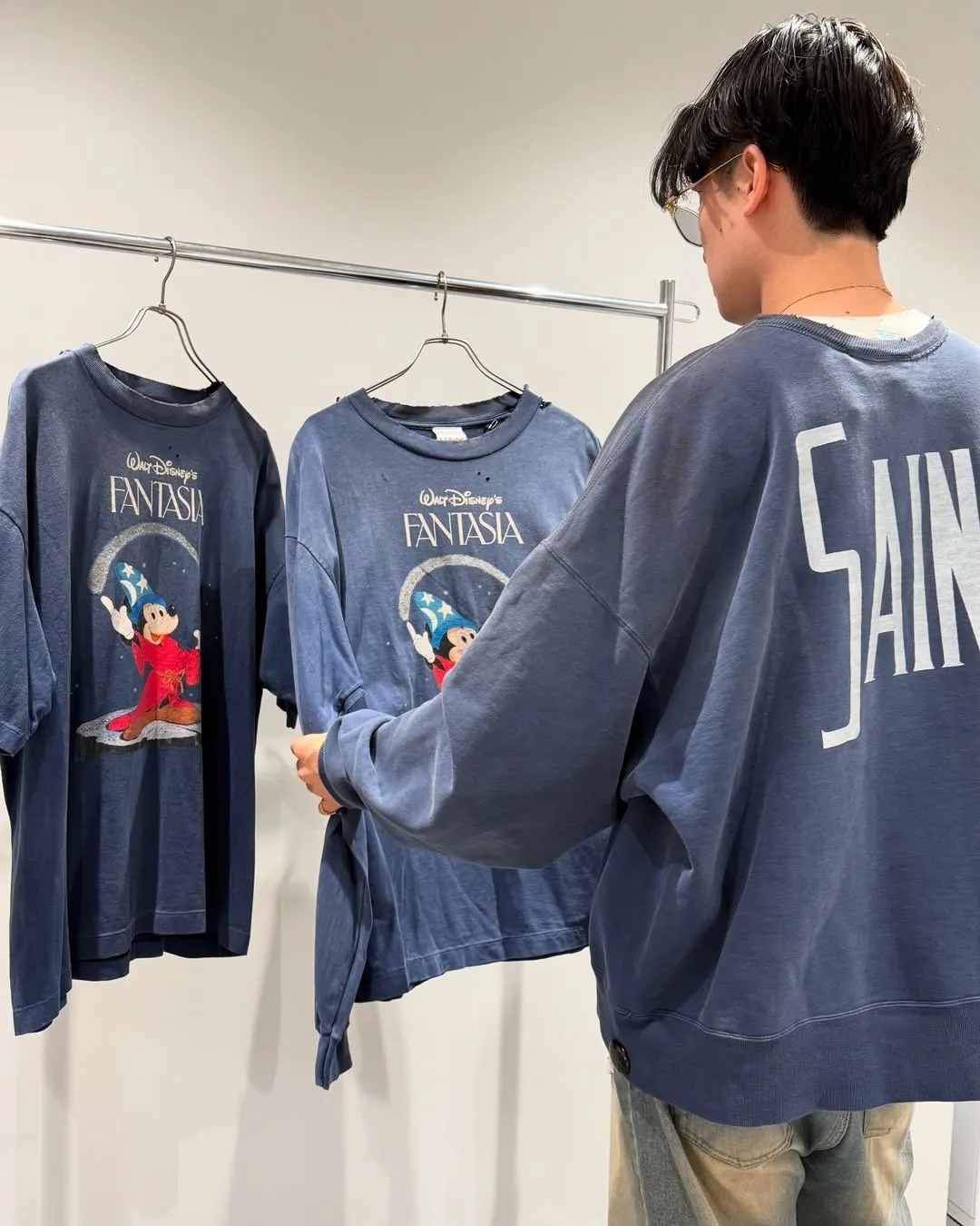 SAINT M×××××× Disney FANTASIA DNF_CREW N SWEAT/FANTSIA Mickey distressed sweatshirt, washed blue S-XL Assute dyed ready-made clothing, oxidation and fading, multiple washes to make the old wormhole damage treatment, simulated sun fading treatment, natural fading, customized Disney cooperation wash mark, correct main mark